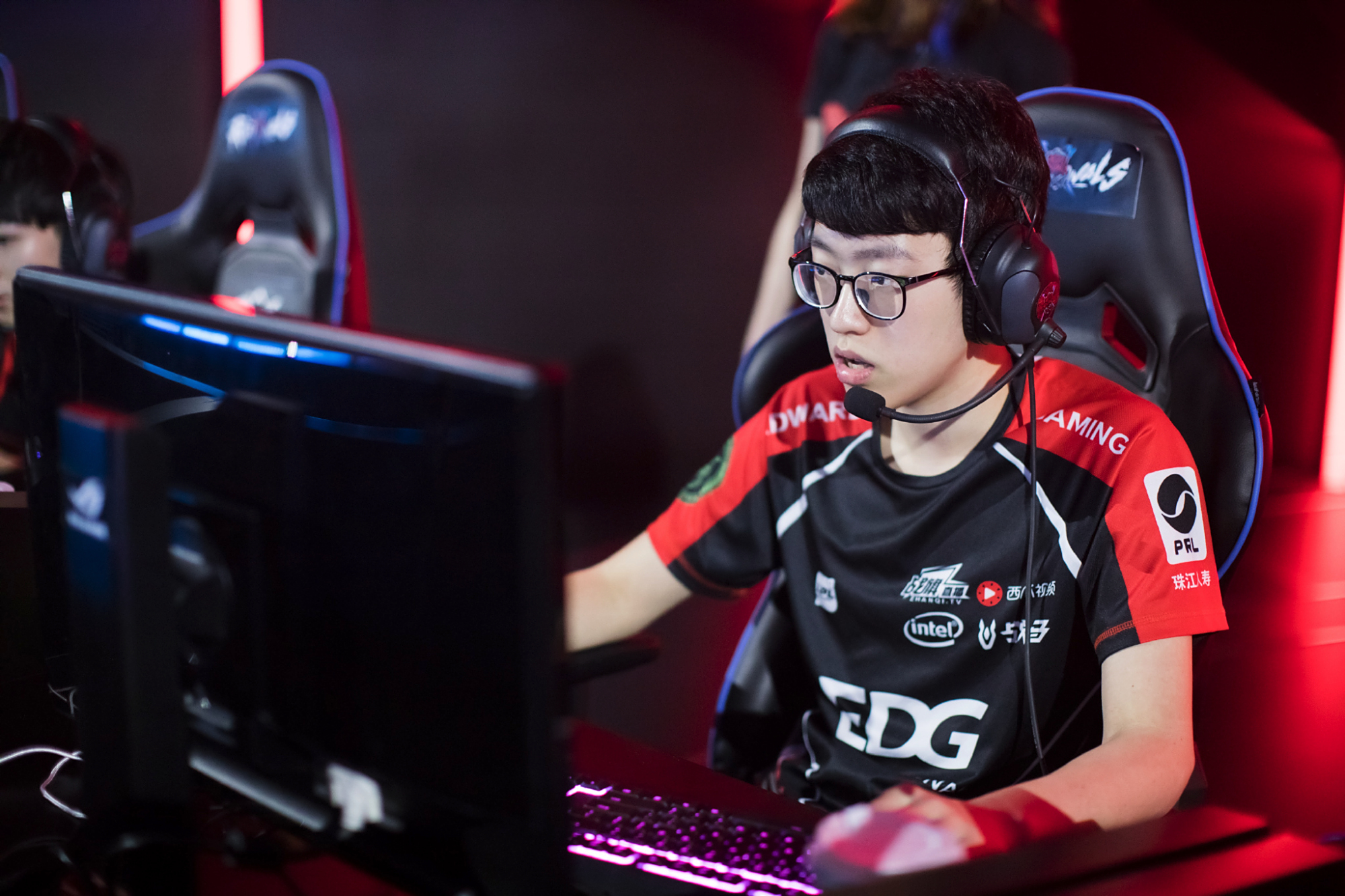 Faker在美国队比赛中逆转转会期犹他爵士队长鼓劲，媒体一致点评：Scout在独行侠比赛中悬念迭起(央视点名faker)