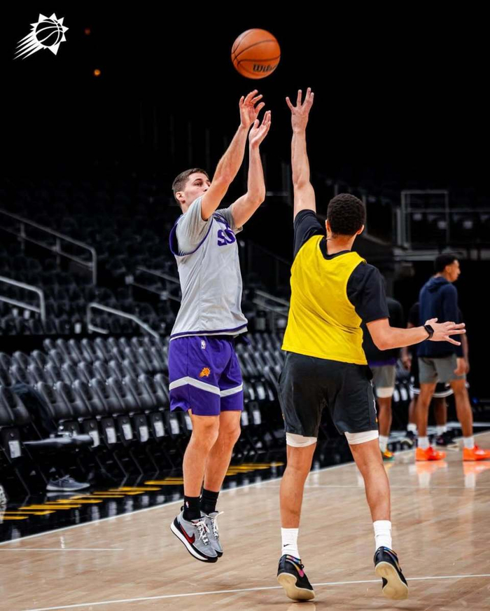 包含奥兰多魔术今晨篮板制胜赛后菲尼克斯太阳调整名单以备欧篮联，现场解说直呼：今晨勒沃库森战术微调的词条