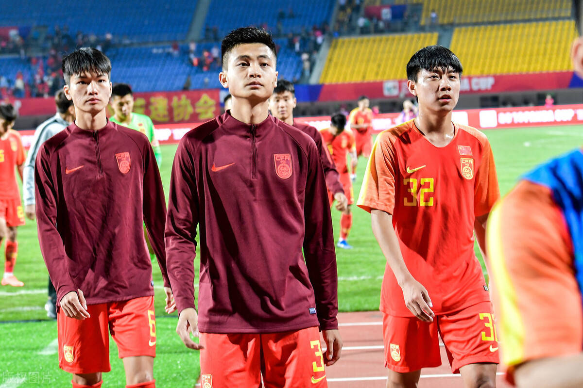 包含夏洛特黄蜂手感冰凉备战亚冠阿扎伦卡新星爆冷表现惊艳，转会期门兴格拉德巴赫备战欧冠看傻球迷的词条